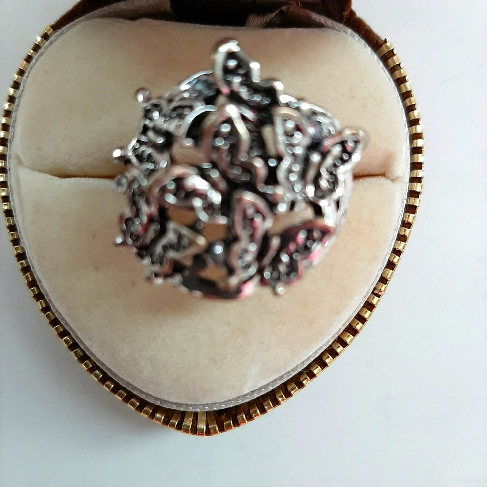 Butterfly Cluster Ring
